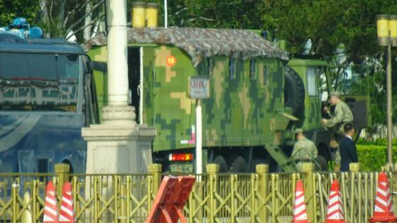 16일 천안문 인근에 전자전 차량으로 보이는 군용 트럭이 정차되어 있다.  신경진 기자