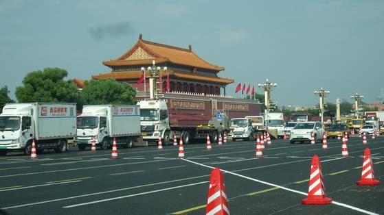 16일 천안문 앞에 오는 9·3 열병식 준비를 위한 각종 설비 차량이 주차되어 있다. 신경진 기자