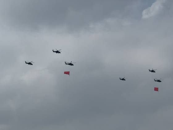 17일 오전 베이징 천안문 인근 상공에 중국공산당기, 중화인민공화국기, 인민해방군기를 매단 헬기 편대가 항공사열 예행연습을 펼치고 있다. 신경진 기자