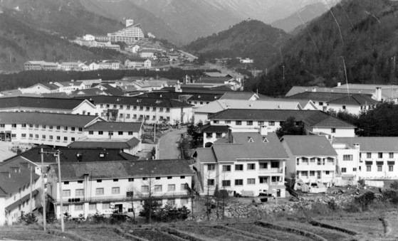 과거 대표적인 관광지구이자 수학여행지로 인기를 끌었던 설악동 집단지설지구의 모습. 중앙포토