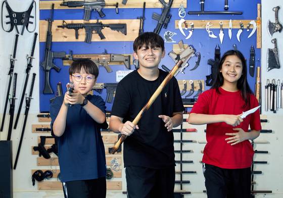 박건우·홍원교·김민영(왼쪽부터)학생기자가 영화 속 주인공처럼 멋지게 무술을 하는 장면을 상상하면서 운동도 되고 자신을 스스로 보호할 수도 있는 무술에 직접 도전해 봤다.