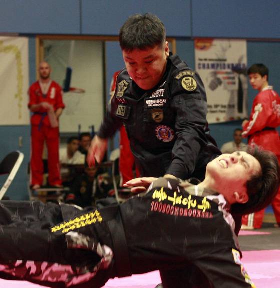 세계 각국 무술 기술과 전술을 바탕으로 다양한 무술 기술을 가르치는 김대영 대표의 무술 시범.