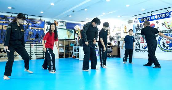 김대영 대표와 김성후·임유진 사범에게 한 명씩 밀착 지도를 받는 소중 학생기자단.