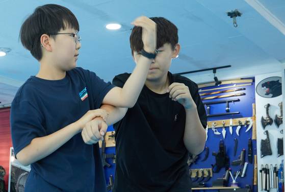 맨몸 기술 중 상대 주먹을 손바닥으로 쳐내고 그 팔뚝이나 팔꿈치를 공격하는 엠티핸드를 배운 후 서로 주고받듯 연습하는 엠티핸드 드릴을 해봤다.