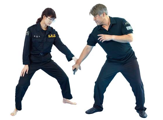 김대영(오른쪽) 대표와 임유진 사범이 나이프 공격을 막는 방어 기술 시범을 보여주고 있다.