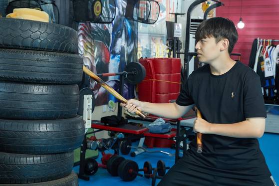 타이어를 치며 스틱 연습을 하고 있는 홍원교 학생기자.