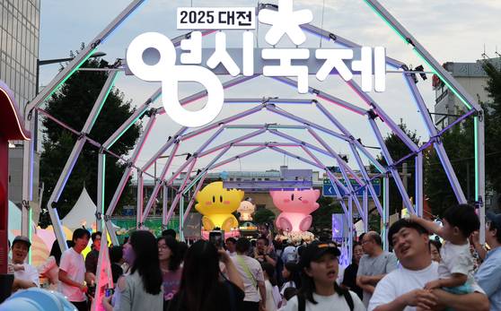 대전0시축제가 개막한 지난 8일 오후 중앙로 일원에서 이장우 대전시장이 거리 퍼레이드에서 인사말을 하고 있다. 뉴스1