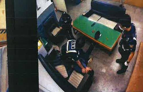 당시 지구대에서 피고인 체포하는 경찰관들 모습. 연합뉴스