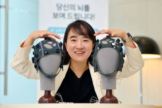 국립법무병원에서 근무한 경험을 엮어 『나의 무섭고 애처로운 환자들』(아몬드)을 쓴 아몬드정신건강의학과 의원 차승민 원장. 차 원장 양옆의 기기는 뇌파 측정 기기다. 김성태 객원기자