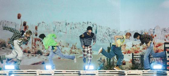 코르티스가 트레드밀 11대 위에서 춤을 추고 있다. 사진 연합뉴스