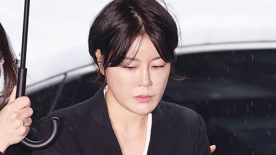 음주운전 사고를 일으킨 문재인 전 대통령의 딸 문다혜 씨가 지난해 10월 서울 용산경찰서에 도착해 차에서 내리고 있다.