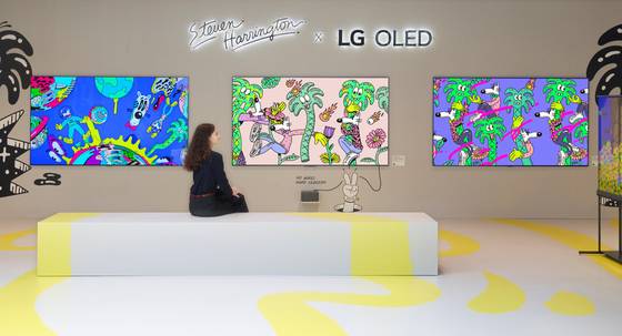 LG전자가 지난 5월 7일 뉴욕에서 열리는 세계적인 아트페어 '프리즈 뉴욕'에 참가해 '2025년형 LG 올레드 에보', 'LG 시그니처 올레드 T' 등 TV 신제품의 압도적 화질로 표현한 감각적인 색감의 팝아트를 선보였다. 사진 LG전자