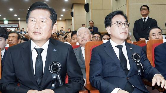 정청래 더불어민주당 대표(왼쪽)와 송언석 국민의힘 비상대책위원장 겸 원내대표가 18일 서울 동작구 국립서울현충원 현충관에서 열린 '김대중 전 대통령 서거 16주기 추도식'에 참석하고 있다. 김종호 기자