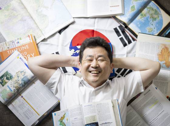 박기태 반크 단장이 광복 80주년을 맞아 한국 관련 자료들을 살펴보고 있다. 최영재 기자