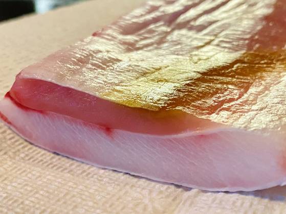 기름기가 많아 고소한 민어 뱃살. [사진 박상현]