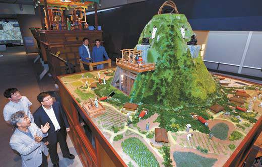 장영실의 자동 물시계 옥루와 자격루. [중앙포토]