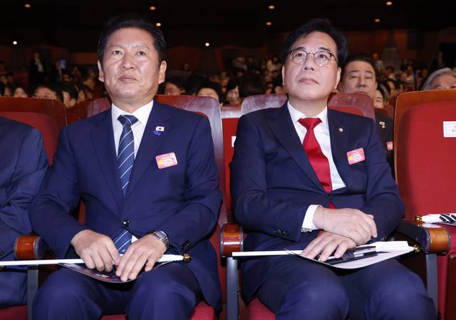 ▲ 더불어민주당 정청래 대표와 국민의힘 송언석 비상대책위원장 겸 원내대표가 15일 서울 세종문화회관에서 열린 80주년 광복절 경축식에 참석하고 있다. 2025.8.15 [대통령실통신사진기자단]