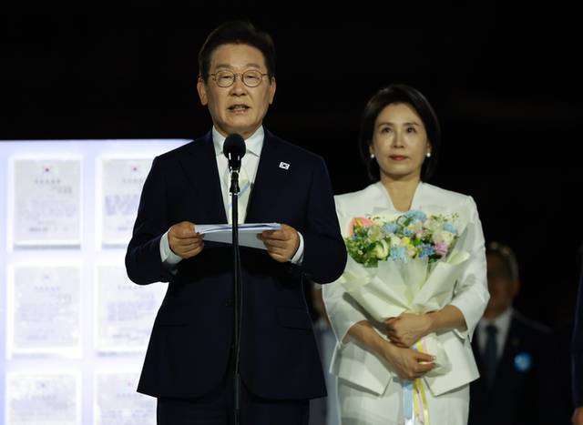 ▲ 이재명 대통령이 15일 서울 세종대로 광화문광장에서 열린 제21대 대통령 국민임명식 ‘광복 80년, 국민주권으로 미래를 세우다’ 행사에서 국민 대표 80인으로부터 ‘빛의 임명장’을 받은 뒤 감사 인사를 하고 있다. 2025.8.15 연합뉴스