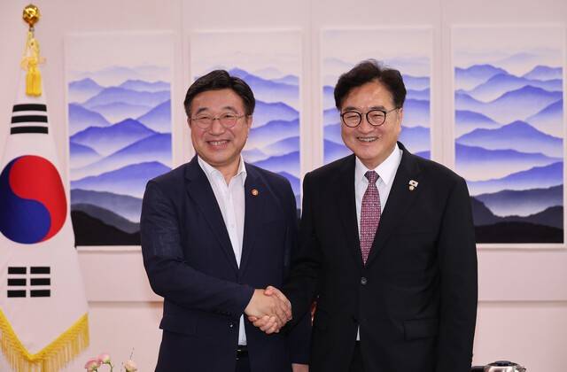 우원식 국회의장이 18일 서울 여의도 국회에서 윤호중 행정안전부 장관을 만나고 있다.  연합뉴스