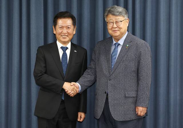 더불어민주당 정청래 대표가 18일 서울 종로구 한교총회관에서 김종혁 한국교회총연합(한교총) 대표회장과 악수하고 있다. 연합뉴스
