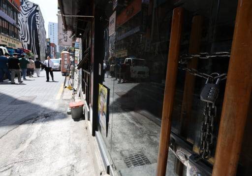 한국신용데이터 조사 결과 불황으로 2분기 술집 매출이 1년 전보다 10% 가까이 감소세를 보인 것으로 나타났다. 서울시내 한 거리에 빈 점포가 눈에 띈다. 연합뉴스