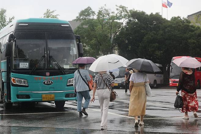 서울 경복궁 주차장에서 중국인 단체 관광객들이 관광버스에 탑승하고 있다. 사진=연합뉴스