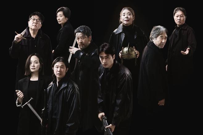 연극 '코리올라누스' 무대에 오르는 연기자들의 모습. /고대극회 제공