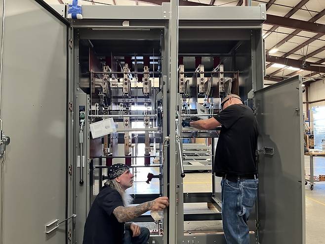 미국 유타주 시더시티에 있는 LS일렉트릭 자회사 MCM엔지니어링Ⅱ 공장에서 엔지니어가 배전반을 조립하고 있다. 사진=한국경제신문