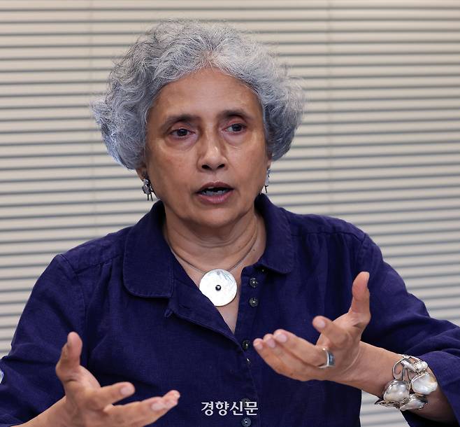 라디카 데사이 캐나다 매니토니바대학교 정치학과 교수가 13일 서울 종로구 한 사무실에서 도널드 트럼프 미국 행정부의 관세 정책에 관해 언급하고 있다. 서성일 선임기자