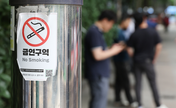금연보조제 사용 시 올바른 용량과 용법을 잘 따라야 효과가 있다. 사진은 금연구역 근처에서 담배를 피우는 사람들의 모습. 연합뉴스