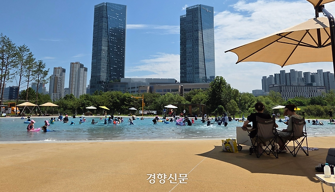 지난 15일 오후 경기 화성시 동탄 패밀리풀에서 시민들이 물놀이를 즐기고 있다. 김태희기자