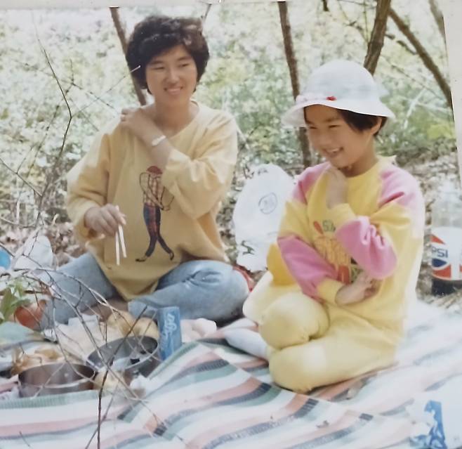 인현동 화재 참사 희생자 이지혜씨가 유치원 다닐 때 간 인천 천마산 소풍에서 어머니 김영순씨와 즐거운 시간을 보내고 있다. 김영순씨 제공