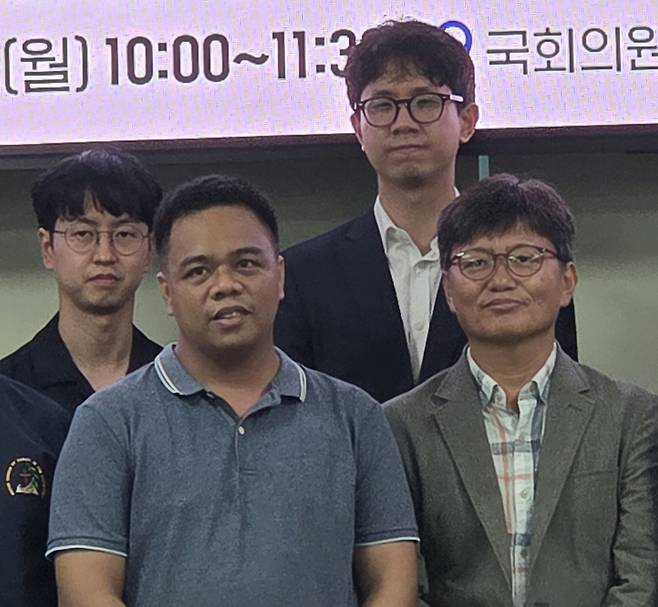 존 알렌시아가 필리핀 할라우강을 위한 민중행동 활동가(앞줄 왼쪽)가 18일 국회 의원회관에서 간담회 참석자들과 기념사진을 찍고 있다.