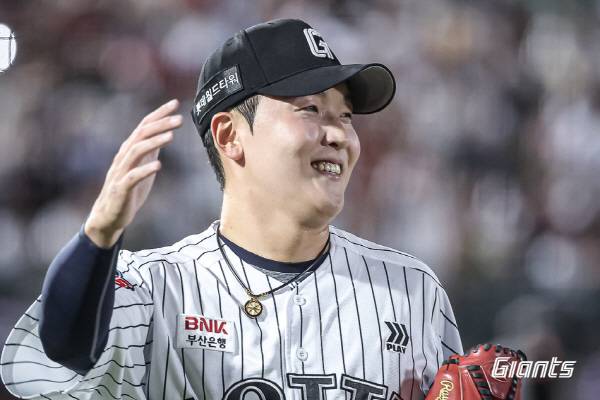 지난 6일 롯데 필승조 최준용은 경기 전 훈련 중 어깨 통증을 호소했다. 어깨 회전근 염증 진단을 받은 최준용은 현재 통증이 없는 상태다. 구단은 퓨처스리그 경기를 소화한 뒤 1군 복귀 일정을 잡을 계획이다. 사진은 지난달 27일 KIA전에서 이닝을 마친 뒤 환하게 웃는 최준용 모습. 롯데 자이언츠 제공