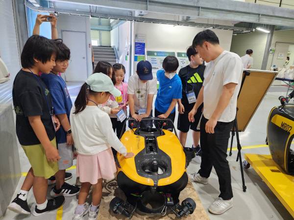 지난 14일 부산 기장군 한국생산기술연구원 해양로봇센터에서 부산생활과학교실 수강생들이 해양로봇을 살펴보고 있다. 부산과학기술협의회 제공