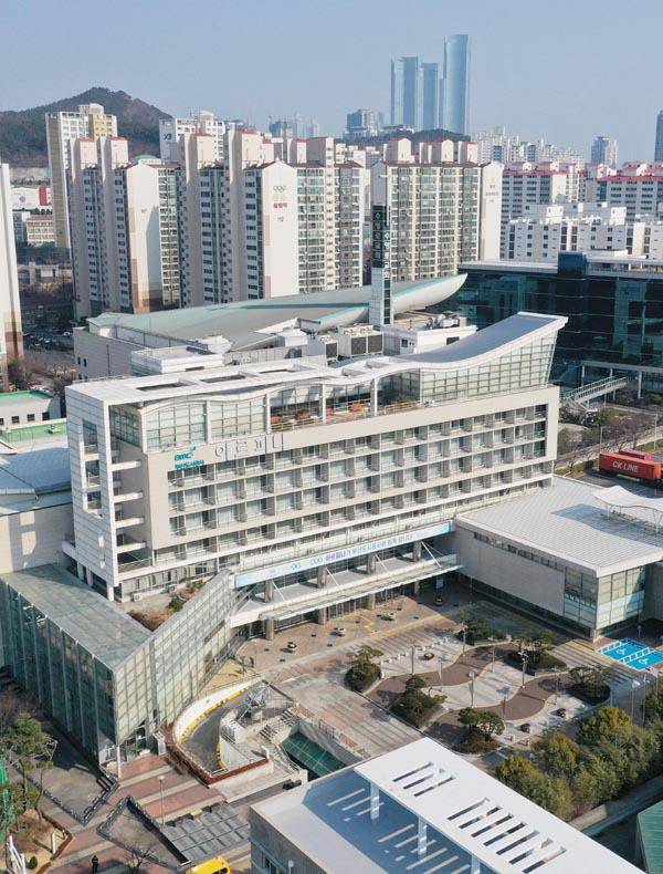 부산도시공사가 중장기적 활성화 방안 용역을 추진하는 해운대구 유스호스텔 아르피나 전경.   국제신문DB