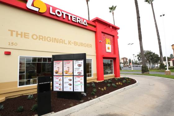 Burger chain Lotteria opened its first U.S. branch in Fullerton, California, on Aug. 14, its operator, Lotte GRS, said on Aug. 18. [LOTTE GRS]