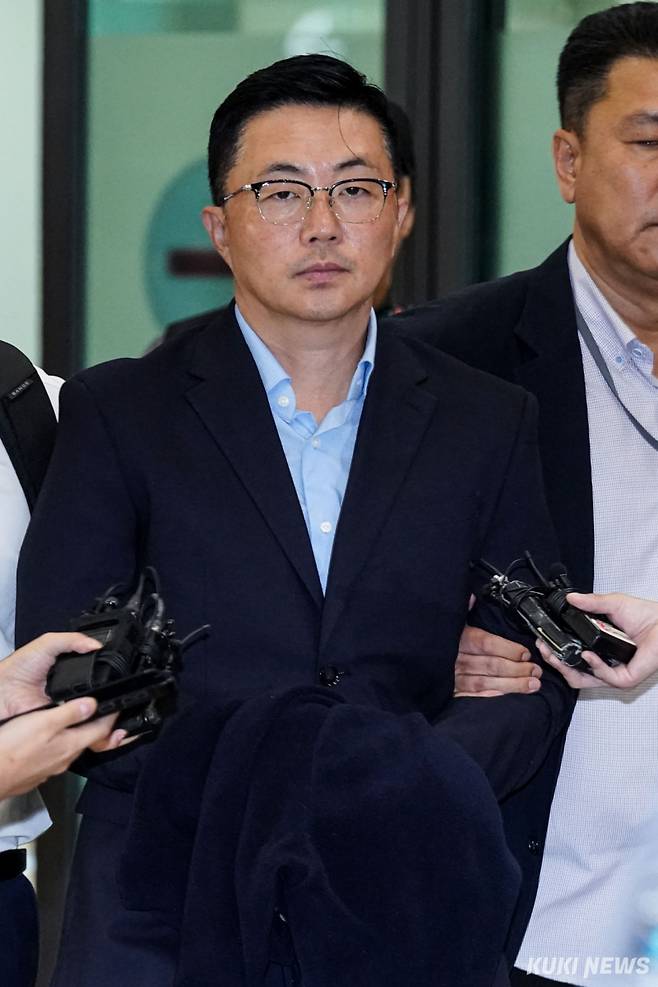 김예성 씨가 지난 12일 인천국제공항 제1여객터미널 입국장에서 호송되고 있다.