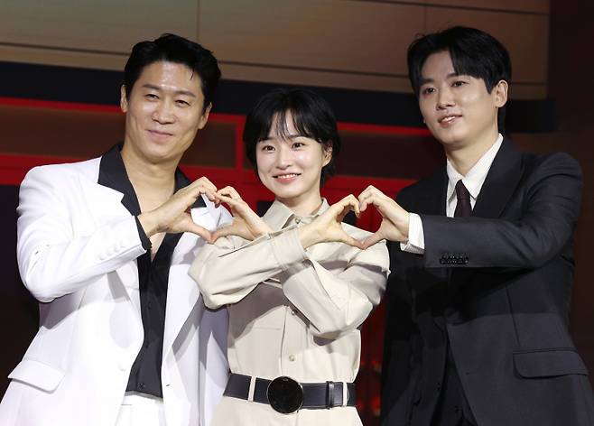 배우 진선규(왼쪽부터), 방효린, 조현철이 18일 서울 마포구 호텔나루서울 엠갤러리에서 열린 넷플릭스 시리즈 '애마' 제작발표회에서 포즈를 취하고 있다. 연합뉴스