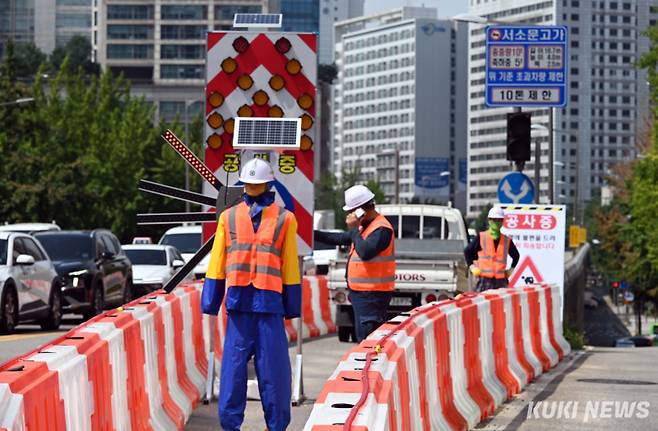 ‘서소문고가차도 철거’17일부터 철거작업이 시작된 서소문고가차도 모습. 서소문고가차도는 충정로역과 시청역을 잇는 18개의 교각으로 구성된 길이 335ｍ, 폭 14.9ｍ의 도로다. 현재 하루 평균 4만대 이상의 차량이 통행하고 있다.&nbsp;