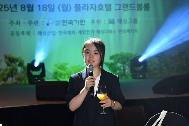 한국으로 바둑 유학을 온 &nbsp;‘일본 천재 바둑소녀’ 스미레 4단이 건배 제의를 했다. 한국기원 제공