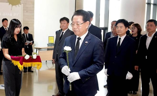 김영록 전라남도지사가 18일 오전 목포 김대중노벨평화상기념관에서 열린 ‘김대중 대통령 서거 16주기 추모식’에 참석해 헌화·묵념을 하고 있다. 이날 추모식에는 김영록 전남지사를 비롯해 김대중 전라남도교육감, 이광일 전라남도의회 부의장, 도의원, 도민 등이 참석했다. 전남도 제공