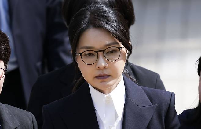 윤석열 전 대통령 부인 김건희 여사가 지난 12일 구속 전 피의자 심문(영장실질심사)을 마친 뒤 서울 서초구 서울중앙지법을 나서고 있다. 연합뉴스