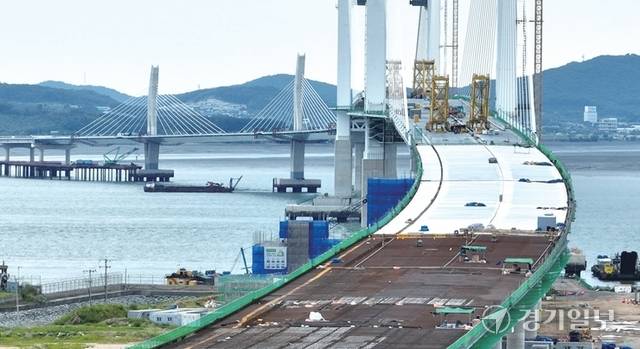 정부가 건설현장의 잇따른 산재 사망사고에 대한 고강도 제재에 나선 가운데 17일 인천 제3연륙교 건설현장이 안전점검을 위해 멈춰 서 있다. 조병석기자