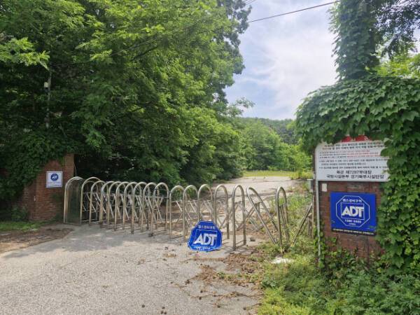 기사와 관련 없는 사진으로, 포천시 일동면에 있는 군 유휴지 모습이다. 포천은 곳곳마다 ‘군 유휴지를 반환하라’는 현수막이 걸려 있을 정도로 군 유휴지 활용으로 도시에 변화가 있기를 희망하는 주민의 요구와 기대가 큰 지역이다. 박채령기자