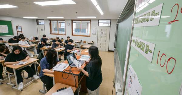 2026학년도 대학수학능력시험(수능)을 100일 앞둔 지난 5일 용인특례시 기흥고등학교에서 3학년 수험생들이 수업을 받고 있다. 경기일보 DB