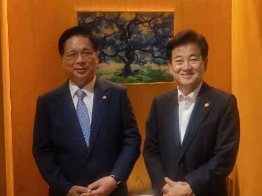 (오른쪽부터) 정동영 통일부 장관과 이영훈 여의도순복음교회 담임목사 / 사진=여의도순복음교회 제공