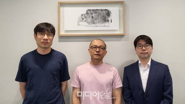 ▲ 지난 7일 서울 서초구 양재역 인근 사무실에서 미디어오늘과 인터뷰를 마친 뒤 사진 촬영에 임하고 있다. 왼쪽부터 지경규 차장, 탁동삼 위원, 양성우 변호사.