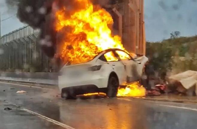 전기차 화재 장면 [사진출처=KBS 보도화면 캡처]