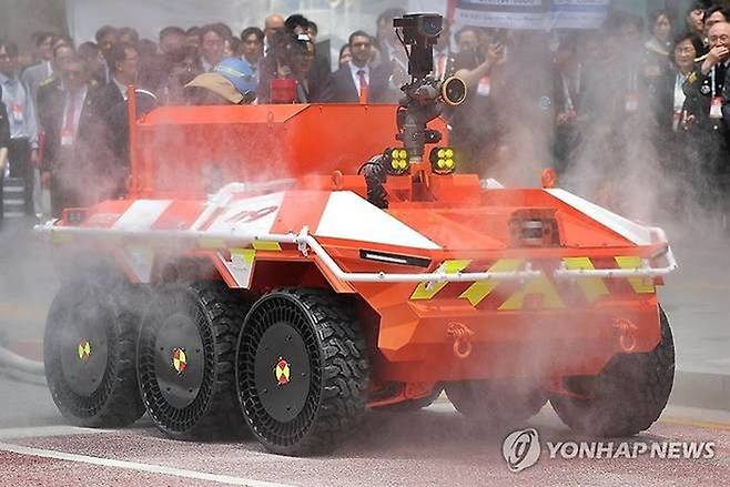 현대차그룹이 소방청과 공동 개발한 전기차 화재 진압용 ‘무인 소방로봇’ [사진출처=연합뉴스]